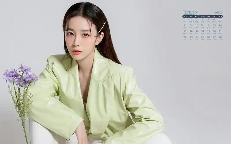 2021年2月文艺美女浅绿色外套时尚写真日历,月历壁纸-回车桌面
