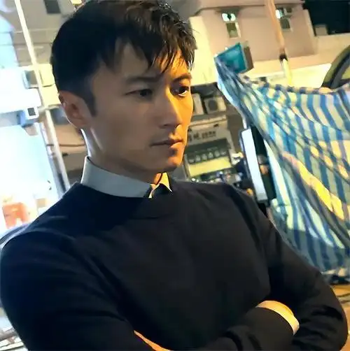 谢霆锋晒自拍照,配文:现在在上班!网友:好拽啊