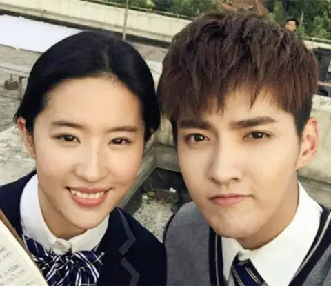 图刘亦菲吴亦凡校服照颜值爆表演绎青涩美好的正青春时代