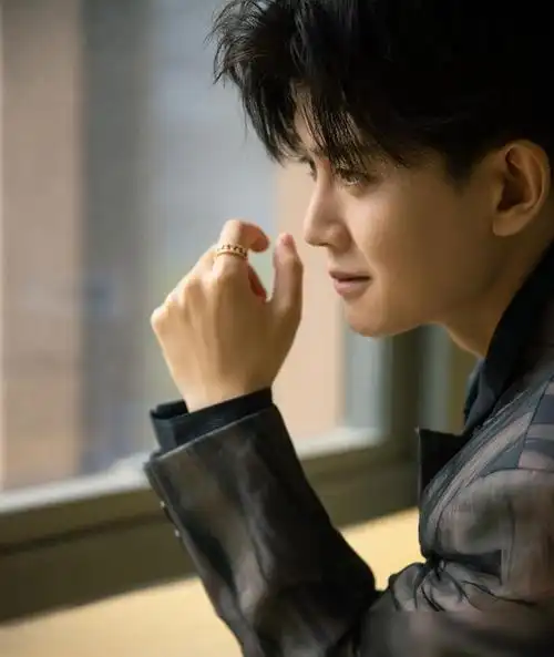 任嘉伦活动生图被热传路人镜头下长得好嫩31岁依旧满满少年感