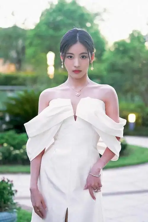 孙芮出席活动发布黑白两套造型写真优雅性感