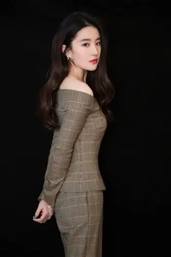 p>刘亦菲,1987年8月25日出生于湖北省武汉市,华语影视女演员,歌手