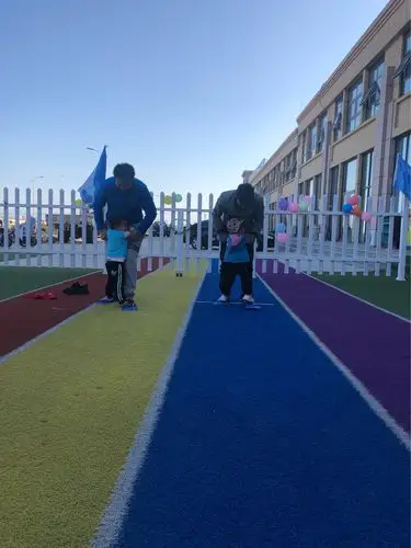 第二个游戏《小脚踩大脚》,通过这个游戏,可以增进亲子之间的感情