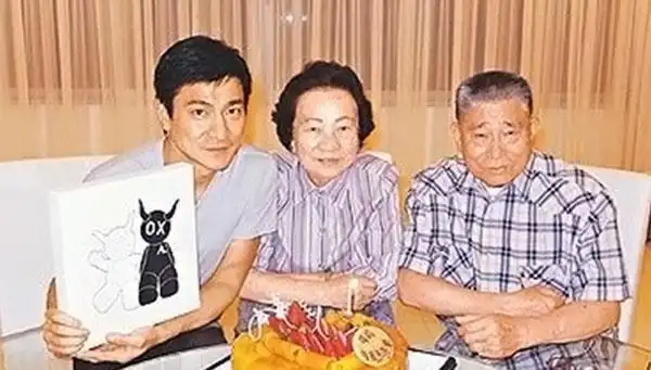 原创刘德华全家福曝光父母穿简陋布鞋提环保袋诠释节俭惜福福荫子孙