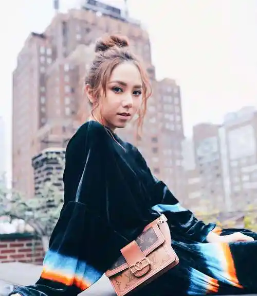 邓紫棋儿时嘟嘴卖萌与长大后的嘟嘟嘴