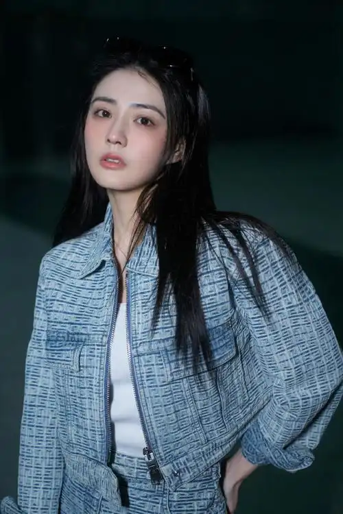 徐璐巴黎时装周出发大片