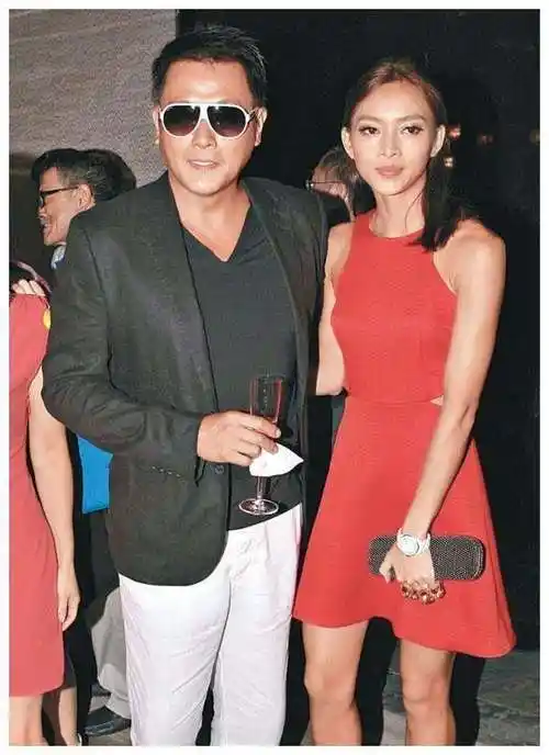 张利华另结新欢出租车接吻52岁魏骏杰决定放手与女儿相依为命