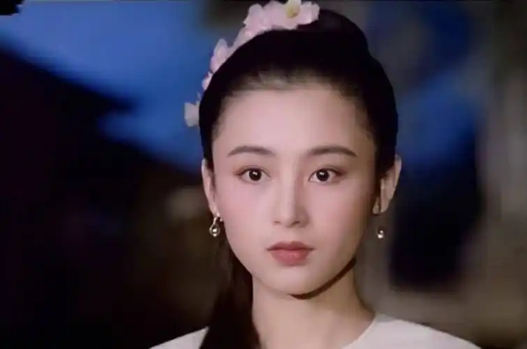 她曾是"大陆第一美人",看年轻旧照就知道她巅峰时到底有多美了