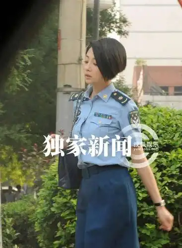 殷桃穿军装逛街引围观 曾被按头送进富商怀抱(组图)