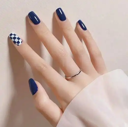 2021简约款蓝白撞色棋盘格美甲款式图
