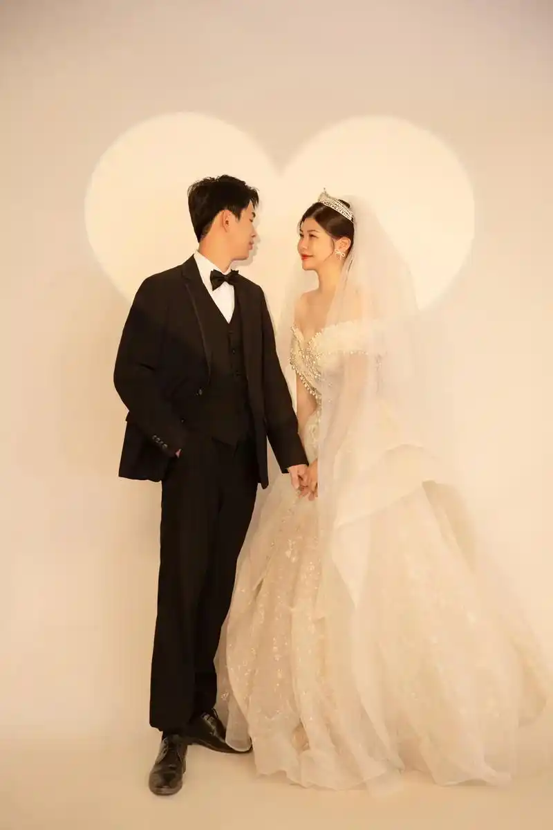 我结婚啦,90贝壳们～#张艺兴贝壳女孩 #晒一晒我的婚纱照 - 抖音