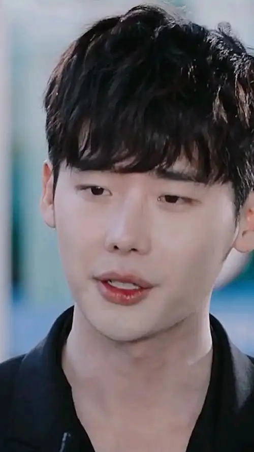 李钟硕会眨眼的男孩太帅了