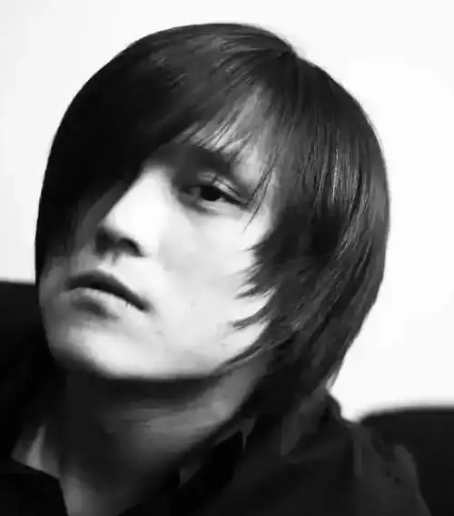 男友叫黄少峰,是个音乐制作人.