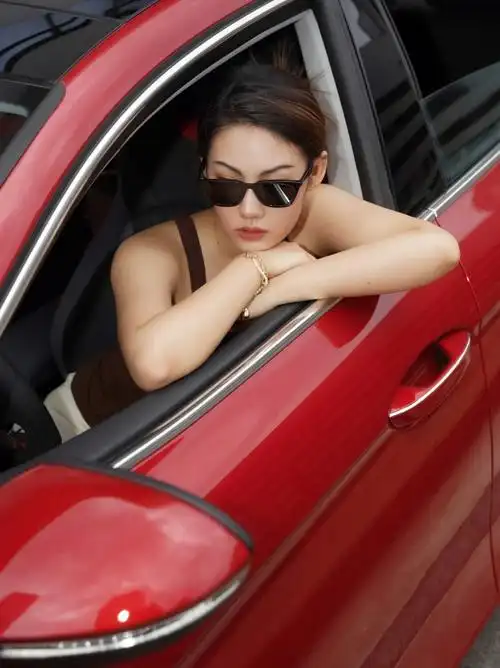 都市停车场大片往后稍稍女明星下车了