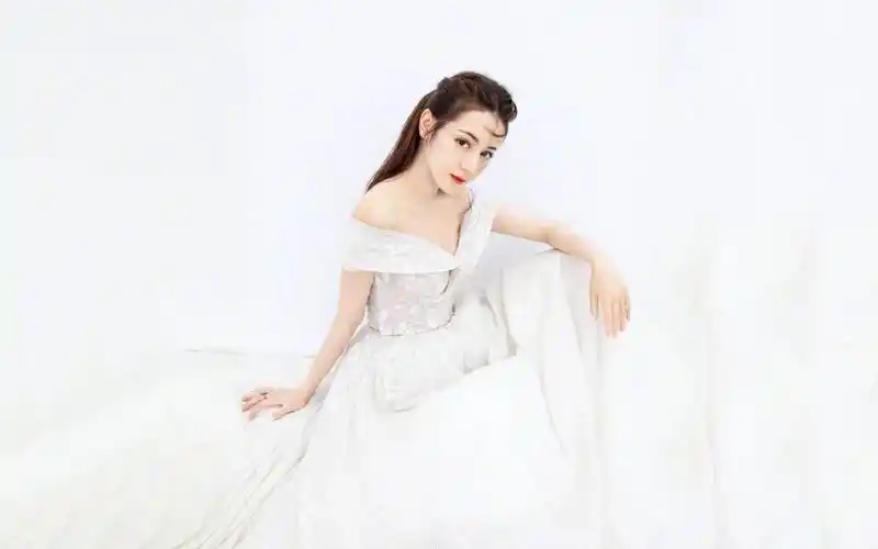 迪丽热巴绝美婚纱照,大陆明星-回车桌面