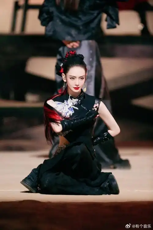 戚薇黑衣执扇##戚薇腰部镂空旗袍