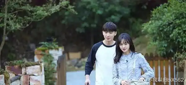 郑爽代孕风波后好友晒两人合照剪短发圆润不少抱狗狗嘟嘴卖萌