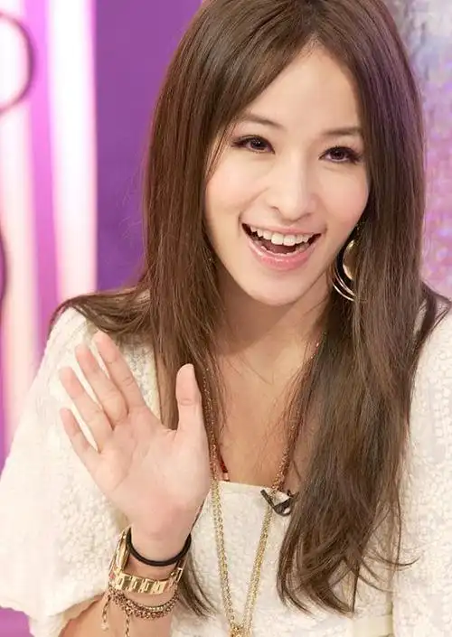 近日,萧亚轩"自嘲对男友要求过高,每任男友都不超过25 岁"话题再次上