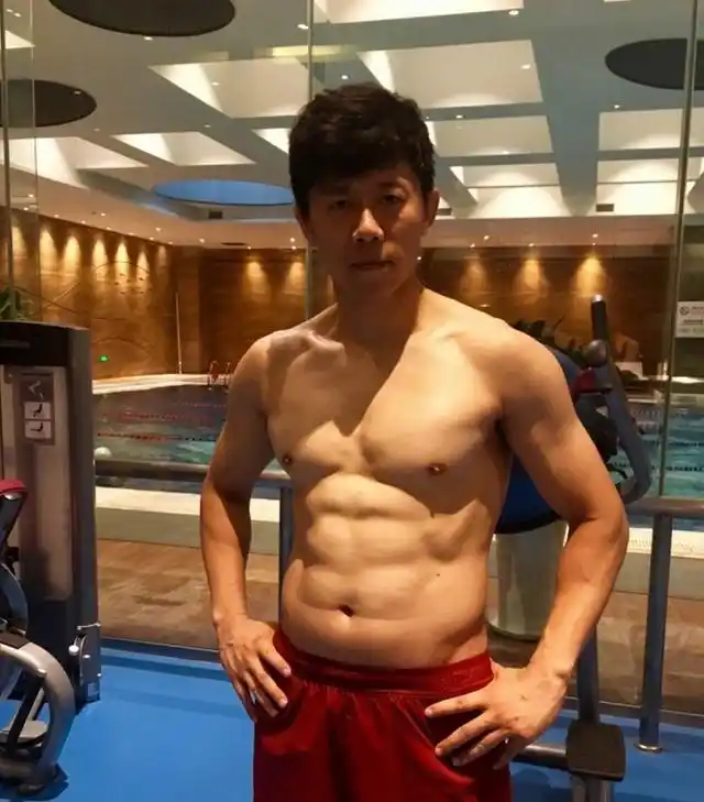 43岁影帝夏雨一身肌肉,腹肌明显,你觉得他身材如何?