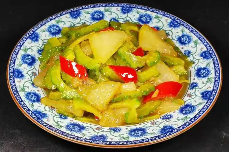 苦瓜炒冬瓜吃过吗一道不常见学会绝对让你物超所值的家常菜