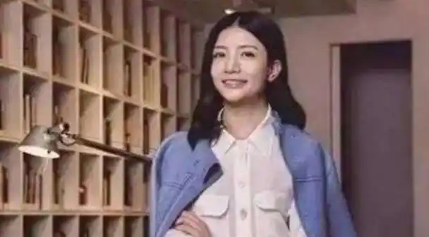 20岁获麻省理工3个学位,马云三顾茅庐请她出山,现成百亿女富豪_李颖