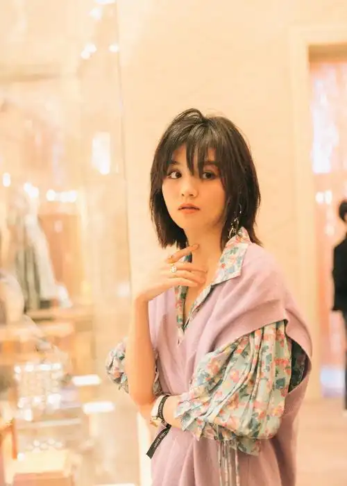 春夏是一个很优秀的演员,演技了得,而且身为平面模特拍的照片也非常的