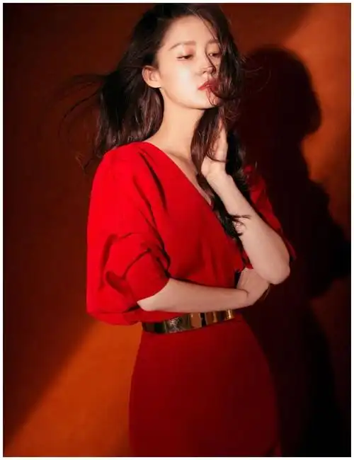 八卦29岁李沁美得高调一袭v领正红色礼服大秀曼妙身姿明星电影文章小