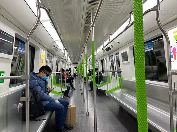 武汉重启|地铁"复跑":上车前后扫两次码,车厢配安全员