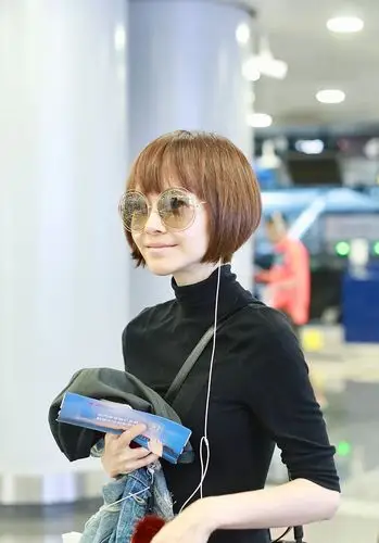 原创49岁鲁豫素颜走机场,穿黑衣黑裤尽显低调本质,波波头发型真减龄