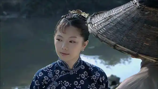 围屋里的桃花:春丫带小木匠去河边,回到定情地,小木匠却不记得-影视综