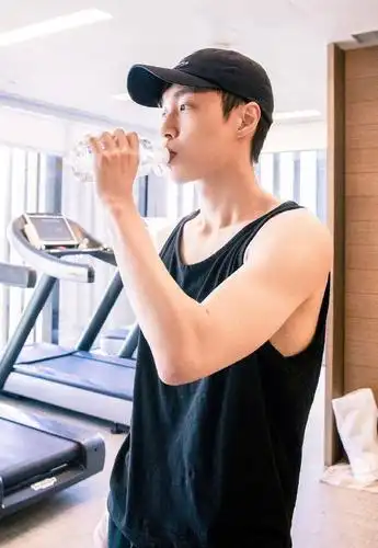 张艺兴健身房晒照称八块腹肌准备好了,网友:好啦愚人节原谅你了