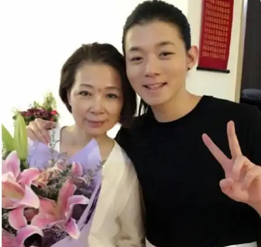 作家陈岚曝霍尊家庭现状,爷爷奶奶重病在床,母亲住院,至今租房_仲小萍