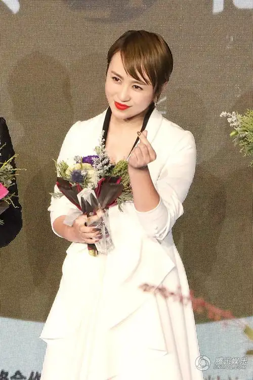 《夏洛特烦恼》女主角马冬梅的扮演者马丽深夜约会,不仅与一男子同去