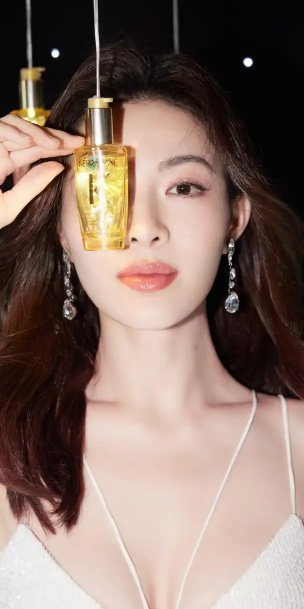 钟楚曦白色吊带写真壁纸