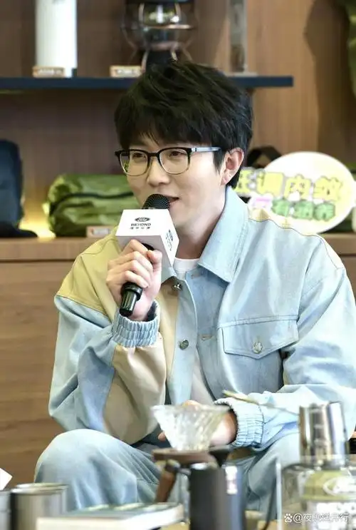 毛不易牛仔套装清爽文艺 分享春晚新歌幕后故事