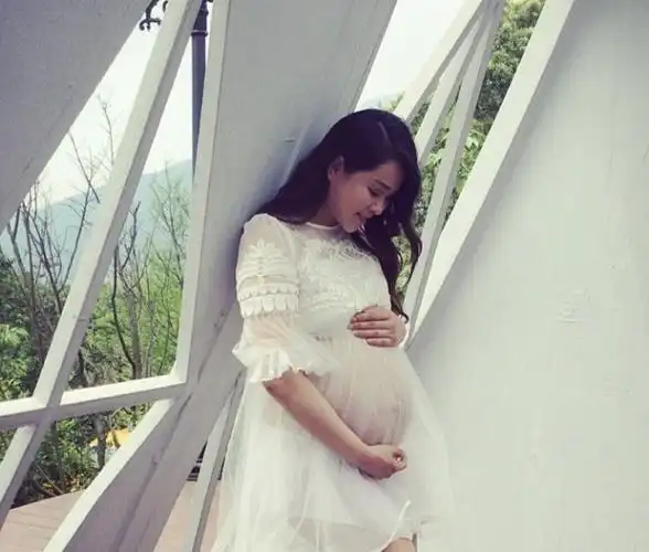 > 新闻详情 4月26日报道 今日,伊能静晒出一组她穿着孕妇装的照片