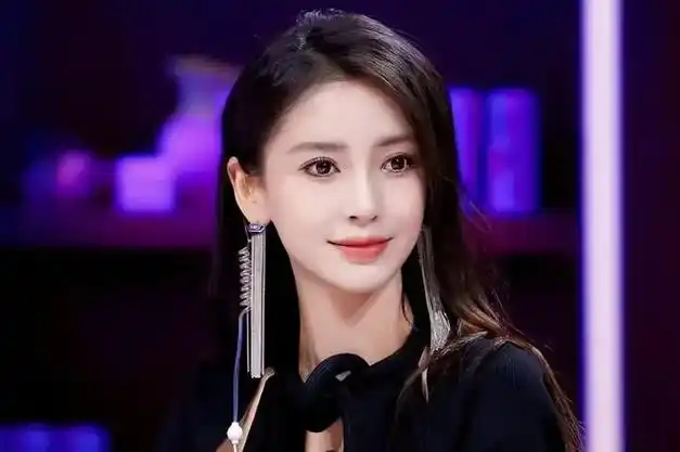 杨颖风波后首现身带儿子看急诊神情憔悴粉丝斥责黄晓明不负责