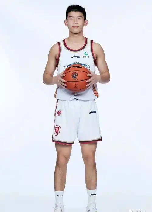 19岁篮球运动员林葳脱衣扔球衣,男球迷抢走!_比赛_三分球_身材