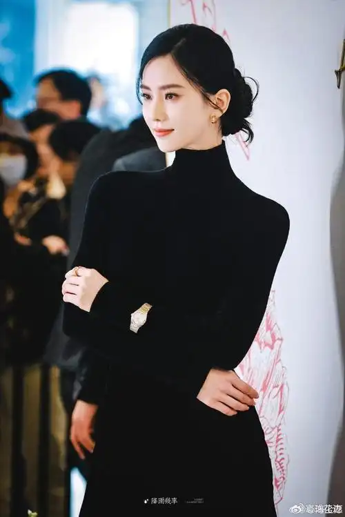 刘诗诗从2017年开始成为omega的品牌大使,期间历经她怀孕生子,她挺着