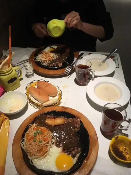 生意特别好,好多人在里面吃牛排,我和女票团购了两人