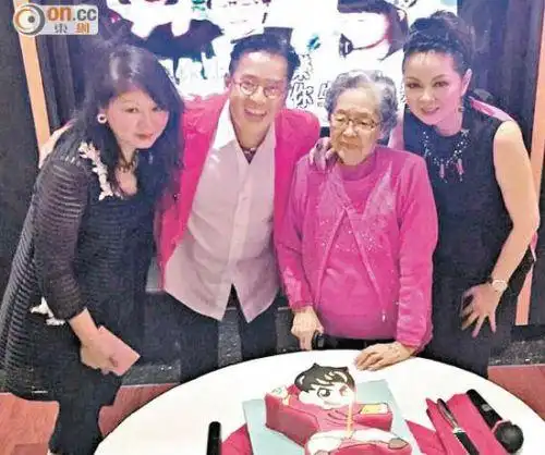 谭咏麟揭开年龄秘密 飞越40年承认65岁