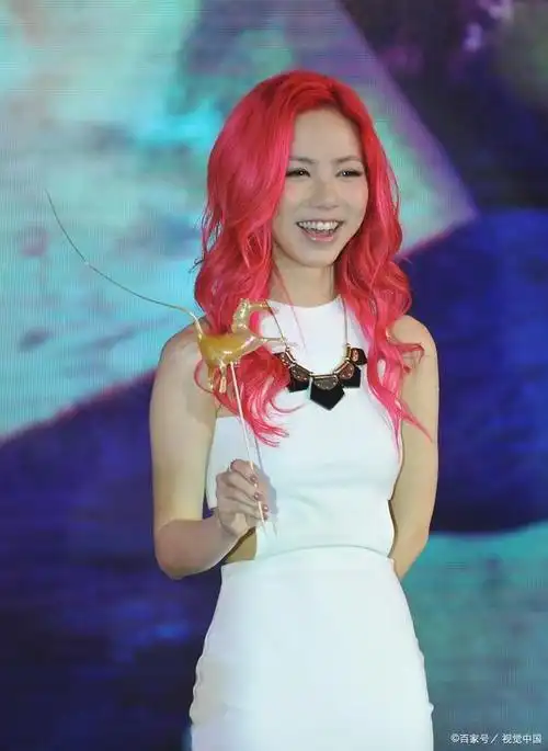 《我是歌手》的舞台上,主持人张宇热情洋溢地介绍着即将出场的邓紫棋