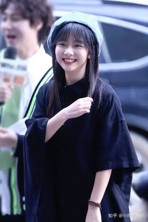 谭松韵火了依然低调光腿穿裙子元气可爱同框任嘉伦甜度爆表