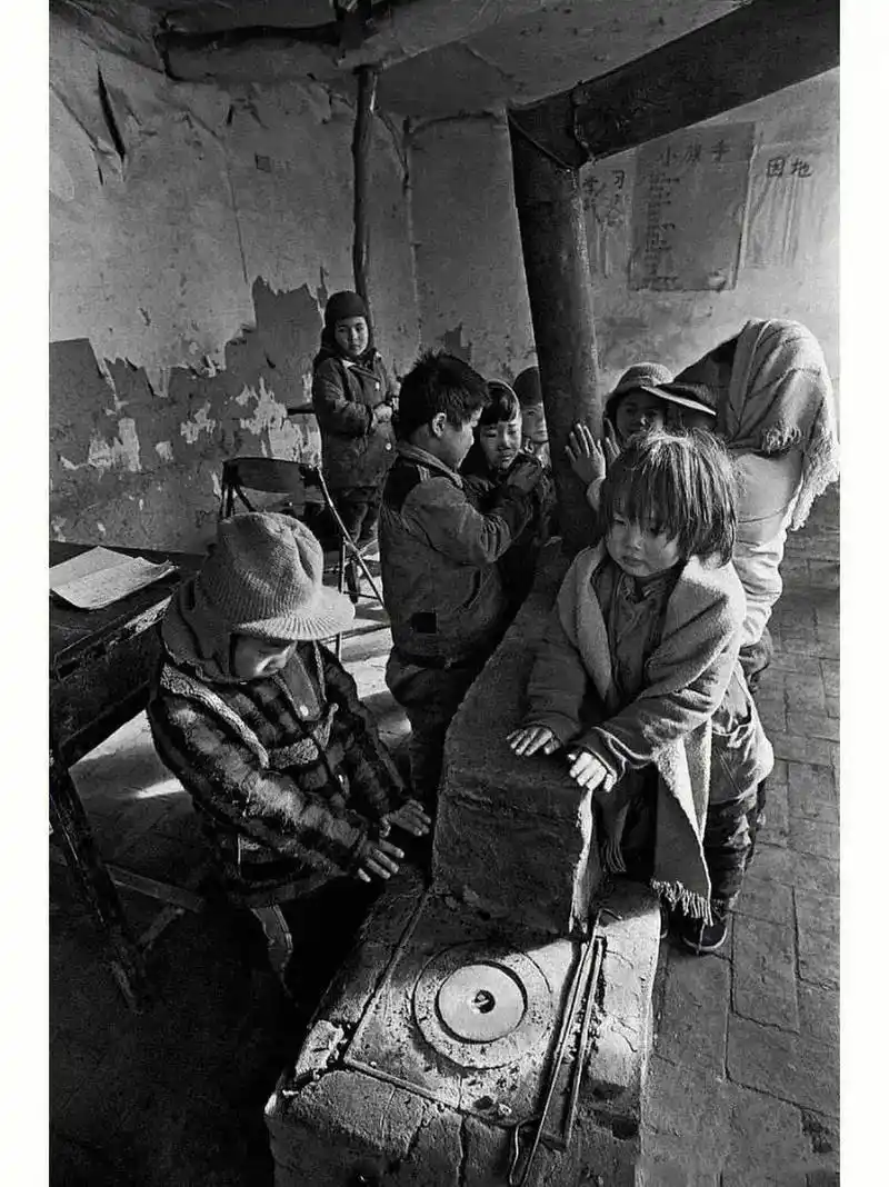 这是一张拍摄于90年代初小学教室的老照片#老照片#   相信对于很多80