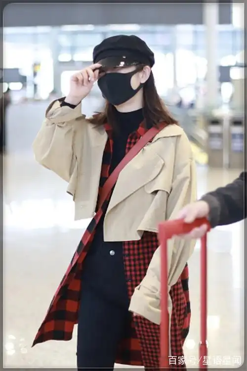 谢娜现身机场超亮眼,积极减肥见成效,小腿纤细身材好