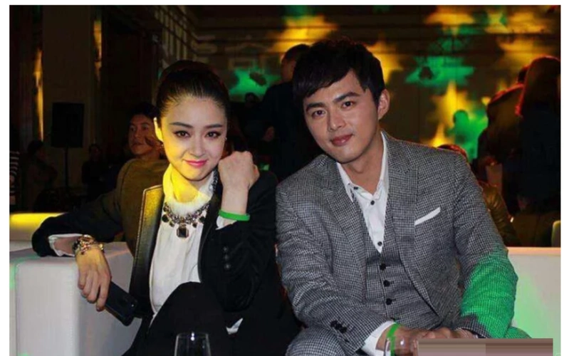 蒋欣前男友叶祖新带新女友回住所,搂肩膀单手推行李箱男友力十足