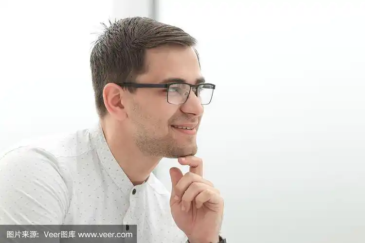 侧视图.一个戴眼镜的年轻商人的肖像