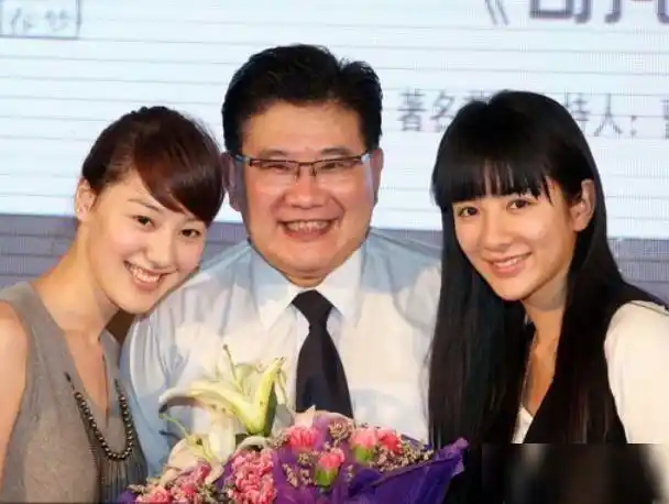 曹可凡近照梳二分头胖圆脸笑容可掬妻子是圈外人儿子也很胖