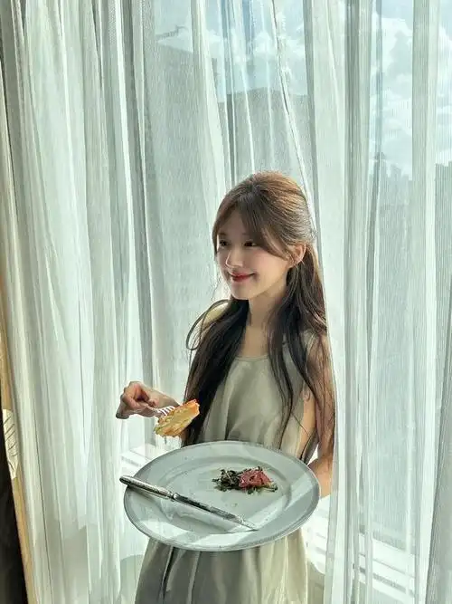 赵露思甜美可爱与清冷时尚的碰撞穿出多变性感与舒适休闲