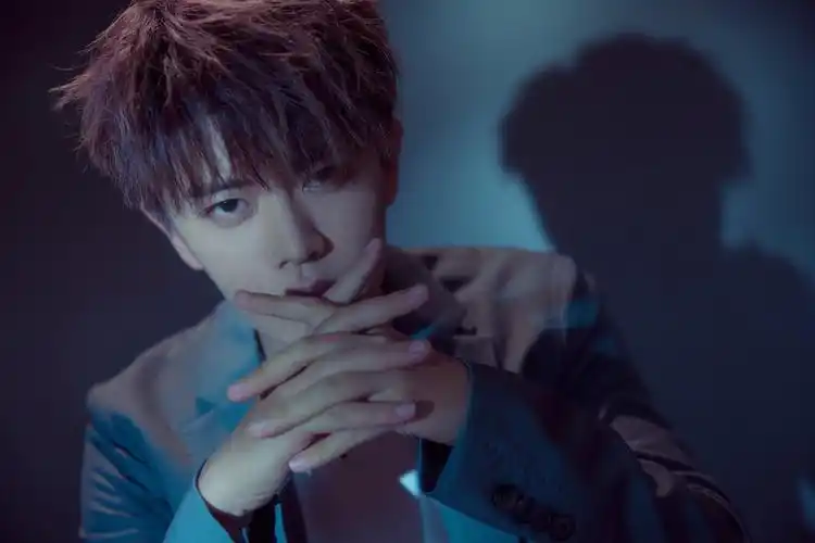 任嘉伦allen 一身灰蓝色休闲西装搭配白色t恤和黑色皮鞋,简约大气